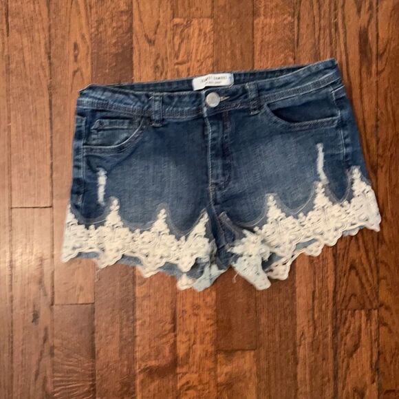 Almost Famous Sz 7 Crochet Lace Trim Shorts - Picture 1 of 9